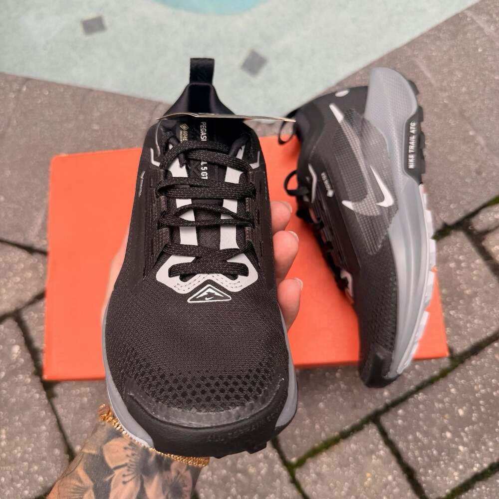 NIKE WOMEN’S PEGASUS TRAIL 5 GORE-TEX BLACK WOLF GREY SIZE 6 FQ0912 001 - Picture 2 of 6